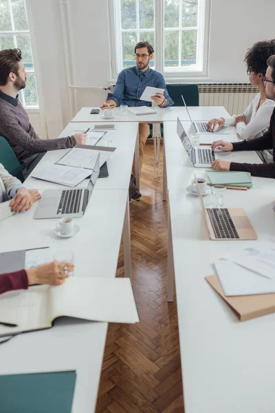 現代のオフィス空間に会議を持つ若いビジネス人々 のグループ — ストック写真