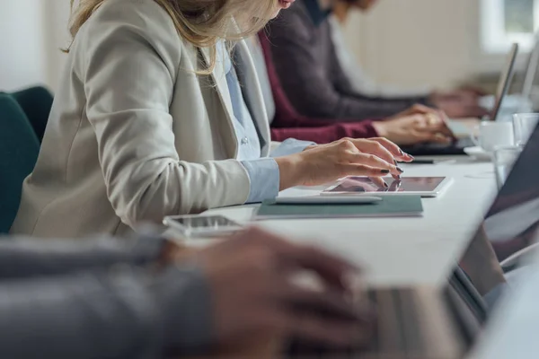 Mãos Dos Empresários Irreconhecíveis Digitando Seus Laptops Moderno Espaço Escritório — Fotografia de Stock