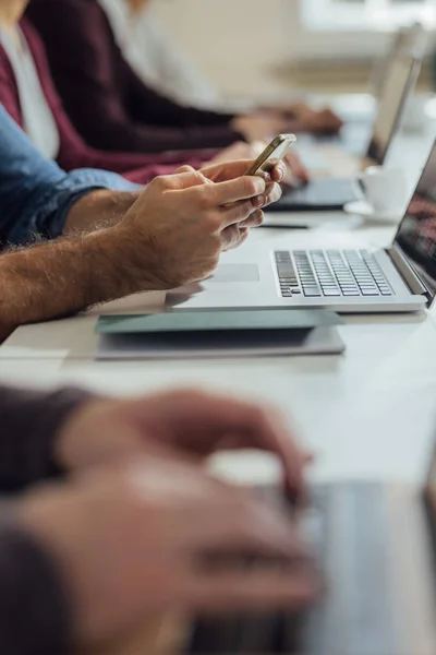 Hände Der Nicht Wiederzuerkennenden Geschäftsleute Die Den Modernen Büroräumen Auf — Stockfoto