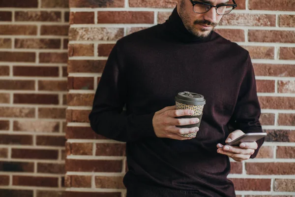 Retrato Belo Jovem Empresário Caucasiano Segurando Uma Xícara Café Telefone — Fotografia de Stock