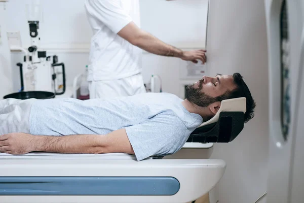 Técnico Médico Presionando Botones Escáner Mientras Paciente Está Acostado Cama — Foto de Stock