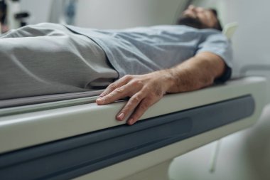 Taranacak bekliyorum Tc tarayıcı yatakta yatıyordu hasta.