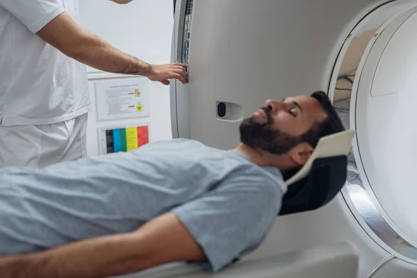 Tecnico Medico Che Preme Pulsanti Sullo Scanner Mentre Paziente Sdraiato — Foto Stock