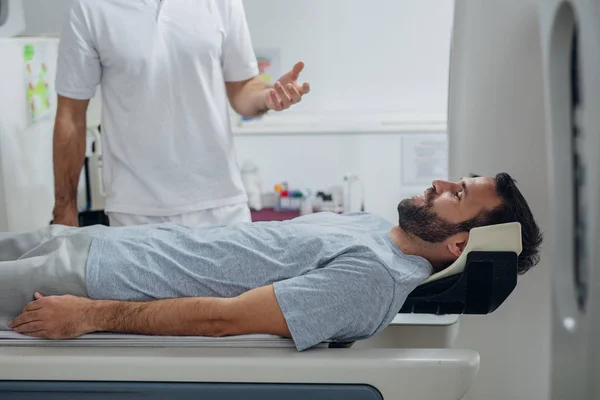 Técnico Médico Conversando Com Seu Paciente Deitado Leito Tomógrafo — Fotografia de Stock