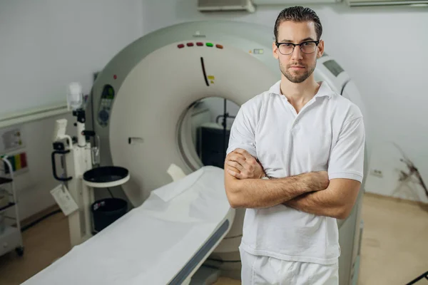 Retrato Jovem Técnico Médico Lado Tomógrafo — Fotografia de Stock