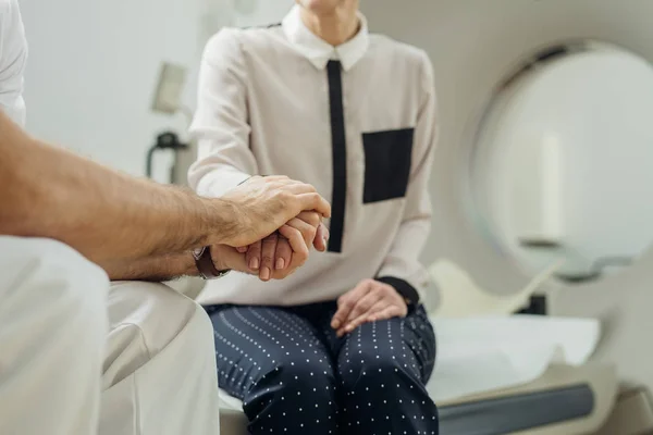 Médico Segurando Mão Paciente Enquanto Está Sentado Cama Tomógrafo Fotografia De Stock