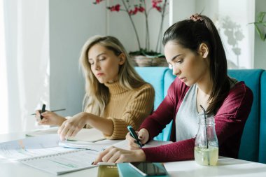 Birlikte Kütüphanesi'nde okuyan iki güzel kızlar üniversite öğrencileri.