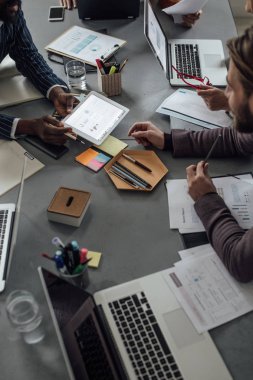 Ciddi iş adamları toplantı salonu tartışırken sahip Grup.