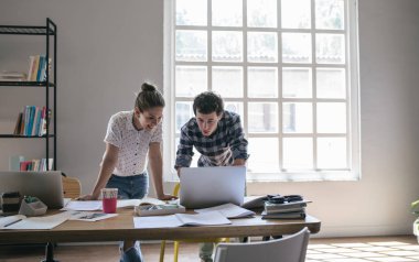 Kolej çocuğu ve kız birlikte eğitim fakültesinin kütüphanesinde.