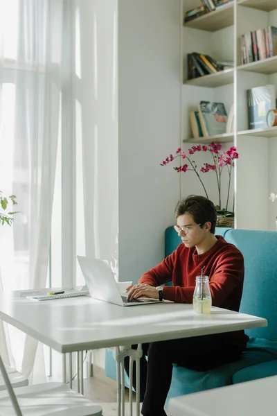 Ein Junge Der Der Universitätsbibliothek Auf Seinem Laptop Studiert — Stockfoto