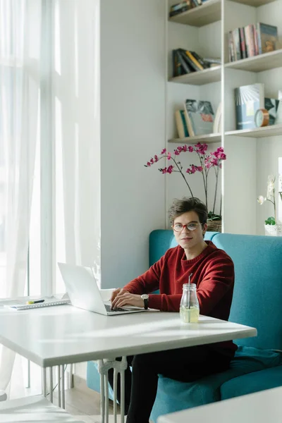 Portret Van Een Jongen Die Studeren Aan Universitu Bibliotheek — Stockfoto