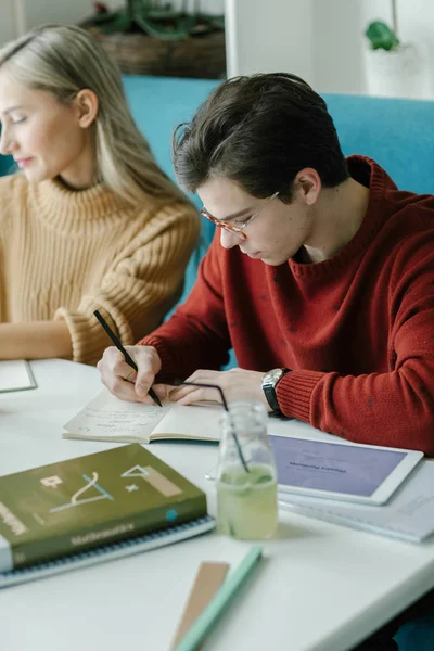 Gruppo Amici Che Studiano Insieme Alla Biblioteca Del College — Foto Stock