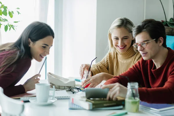 Group Friends Studying Together College Library — Stock Photo, Image