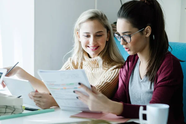 Två Vackra Flickor Universitetsstudenter Studerar Tillsammans — Stockfoto