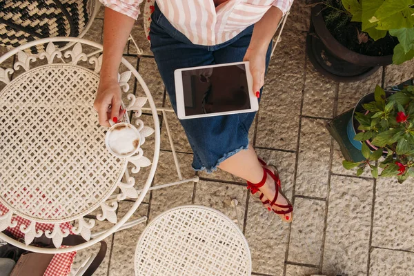 Hände Einer Stilvollen Kaukasischen Frau Mit Einem Tablet Während Sie — Stockfoto