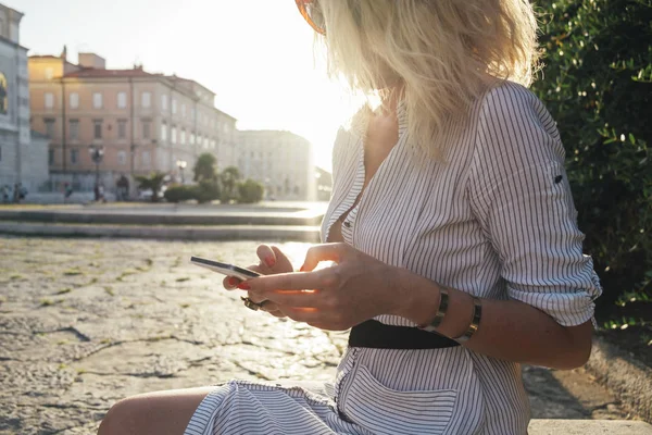 Vacker Och Elegant Elegant Kaukasisk Kvinna Med Solglasögon Med Mobiltelefon — Stockfoto