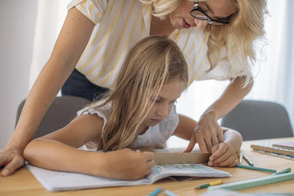 Menina Branca Loira Bonito Desenho Seu Caderno Com Sua Mãe — Fotografia de Stock