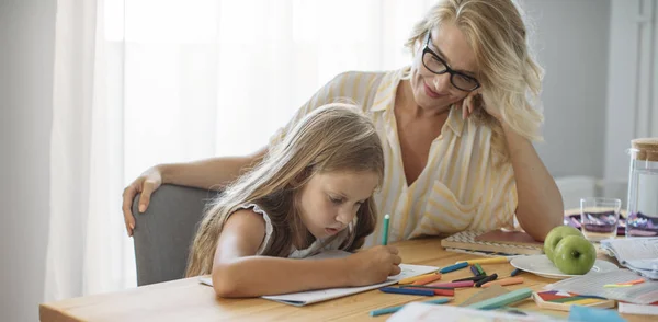 Mooie Lachende Kaukasische Vrouw Haar Dochter Kijken Tijdens Het Schrijven — Stockfoto