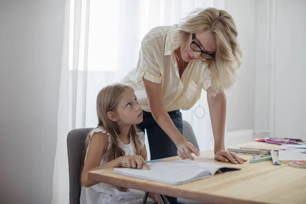 Mooie Blonde Kaukasische Vrouw Helpt Haar Schattige Dochter Studeren Thuis — Stockfoto