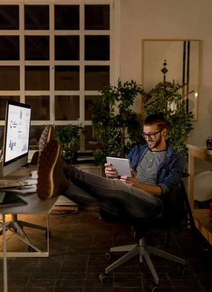 Guapo Joven Freelancer Usando Una Tableta Mientras Trabaja Una Computadora — Foto de Stock