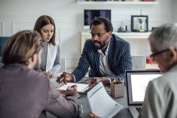 Groep Van Ernstige Ondernemers Gelet Bespreken Vergaderzaal — Stockfoto