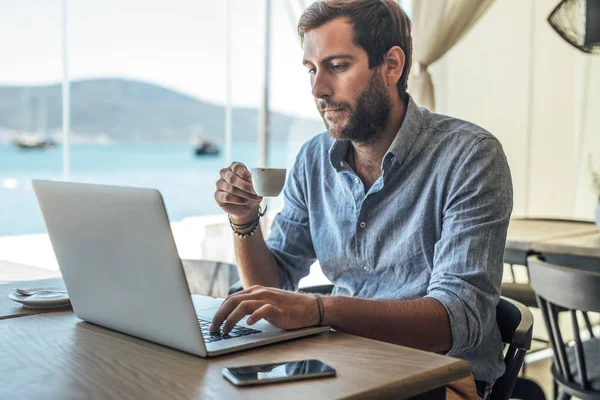 Hombre Negocios Guapo Sentado Cafetería Escribiendo Computadora Portátil — Foto de Stock