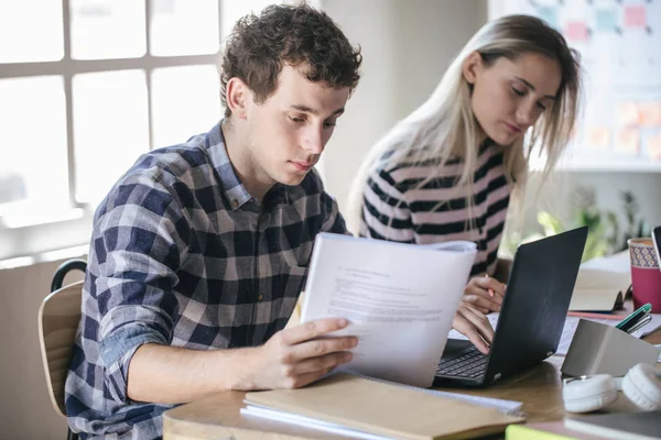 Menino Faculdade Sentado Com Seus Colegas Classe Estudar — Fotografia de Stock