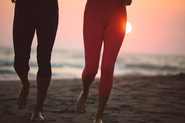 Πόδια Του Αγνώριστη Αθλήτρια Και Αθλητής Τρέχει Αμμώδη Παραλία Ηλιοβασίλεμα — Φωτογραφία Αρχείου