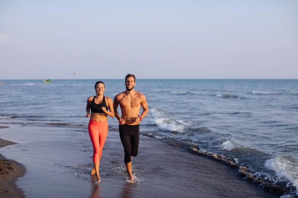 Bonito Homem Caucasiano Bela Mulher Correndo Praia Areia — Fotografia de Stock