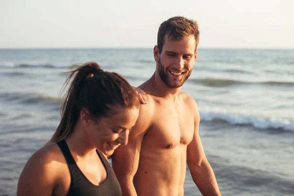 Jovem Casal Feliz Andando Praia Areia Verão — Fotografia de Stock