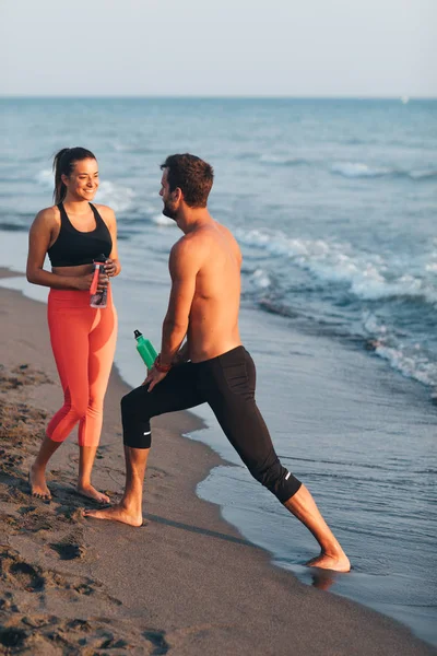 彼氏と一緒にビーチで運動を楽しんで笑顔美人 — ストック写真