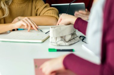 Üniversite öğrencileri birlikte