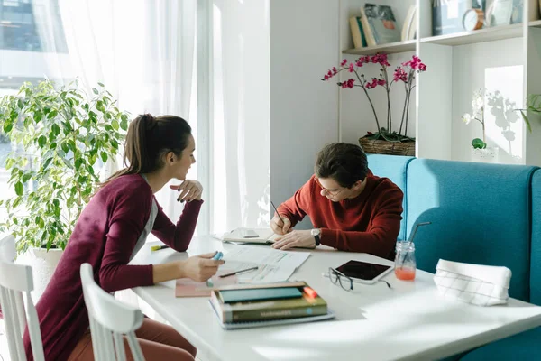 Schüler machen Hausaufgaben in der Bibliothek — Stockfoto