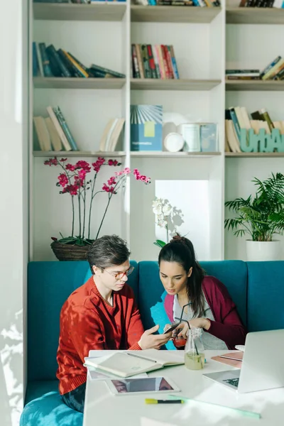 Estudantes fazendo lição de casa na biblioteca — Fotografia de Stock