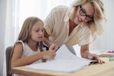 Anne kızı bir ödev yapmak için yardım