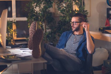 Bir bilgisayarda çalışan serbest meslek