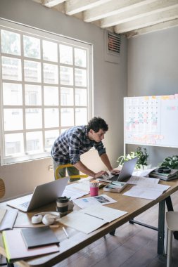 dizüstü bilgisayar kullanarak üniversite öğrencisi