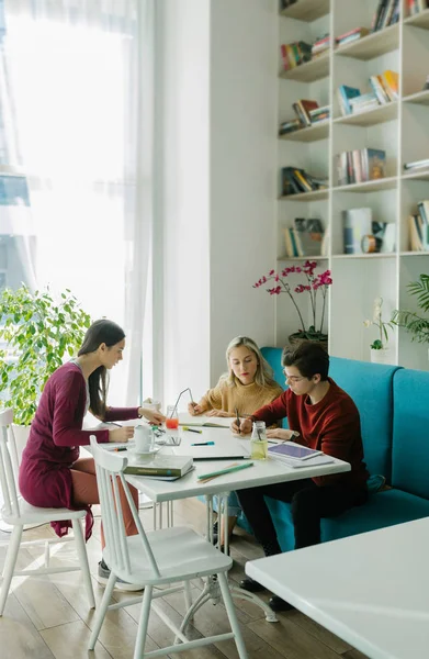 Studenti universitari che studiano insieme — Foto Stock