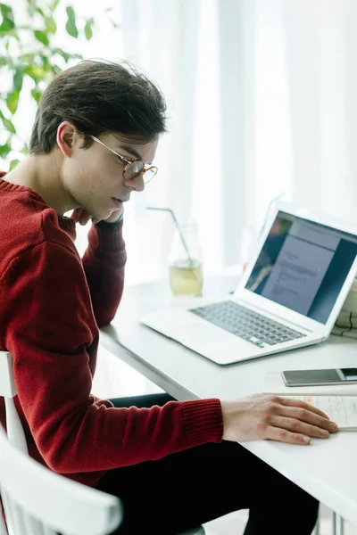 Een jongen Sudent lezing — Stockfoto