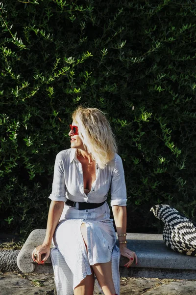 Stylish Woman Enjoying Summer Vacation — Stock Photo, Image