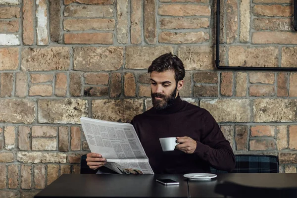 Un homme lisant le journal quotidien — Photo
