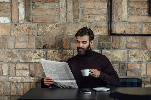 En mand der læser dagblad - Stock-foto