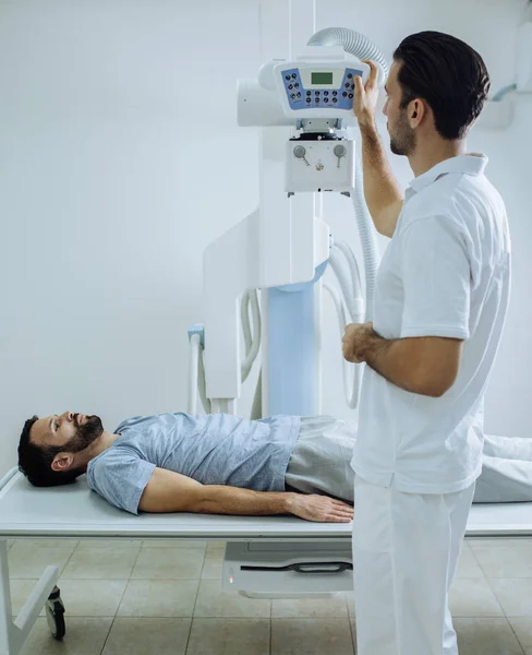 Ιατρικό τεχνικό λειτουργικό ένα X-ray μηχανή — Φωτογραφία Αρχείου