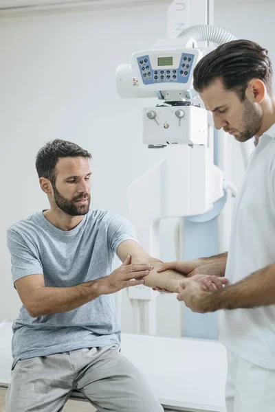 Médico examinando a mão do paciente — Fotografia de Stock