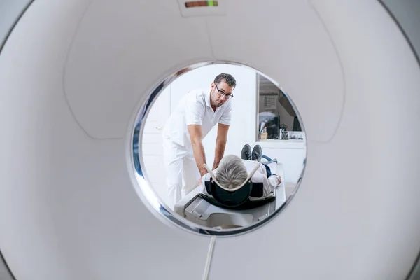 Patient liegt auf dem Scanner-Bett — Stockfoto