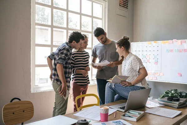 Étudiants du collège parlant à la bibliothèque — Photo