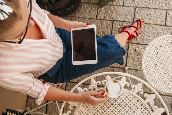 Femme utilisant un comprimé Images De Stock Libres De Droits