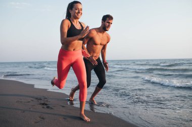 Kumsalda koşan bir çift