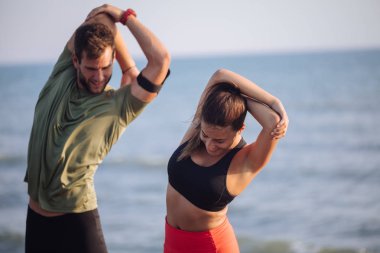 Sahilde egzersiz yaparak Çift