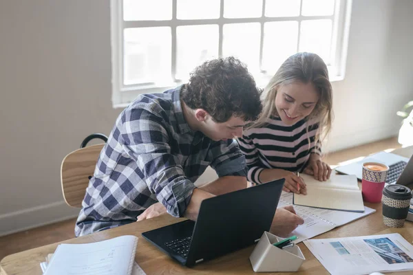 Studenten studeren samen — Stockfoto